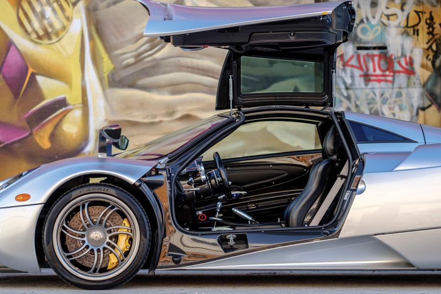 Интерьер Pagani Huayra 2013 года  (NA) (фото 23 из 112)